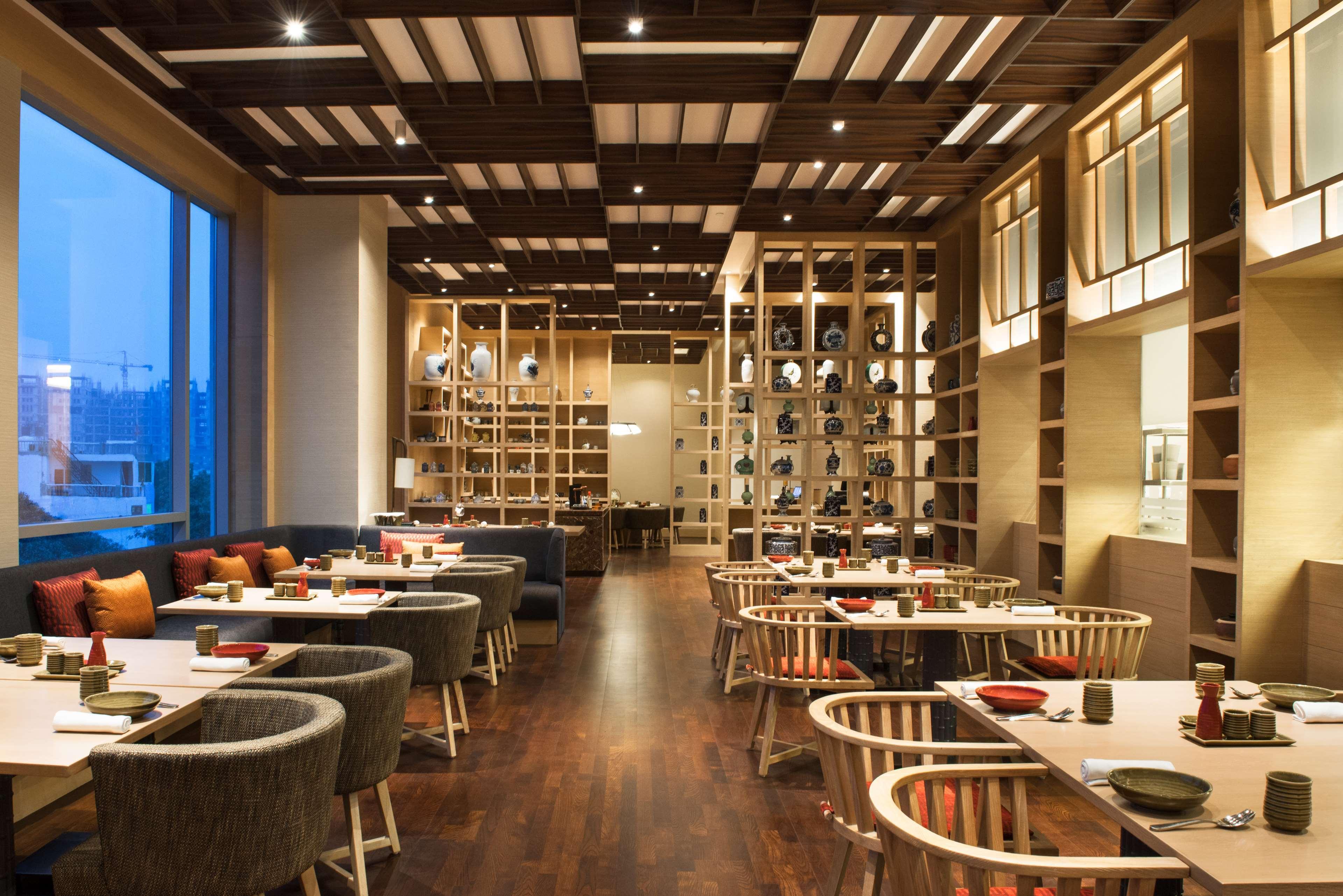 Готель Hyatt Regency Lucknow Gomti Nagar Екстер'єр фото The interior of the restaurant