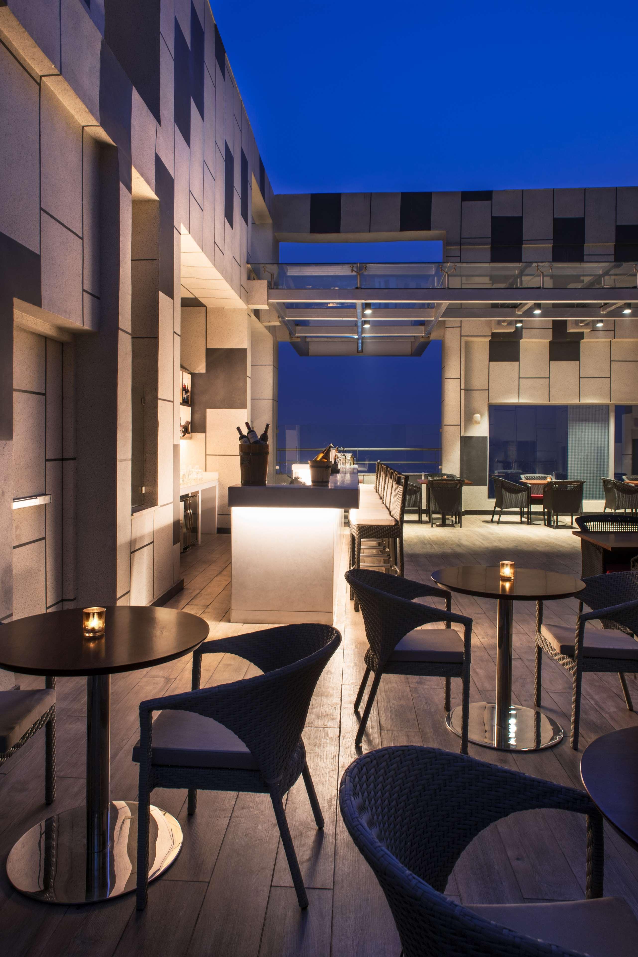 Готель Hyatt Regency Lucknow Gomti Nagar Екстер'єр фото The Sky Bar