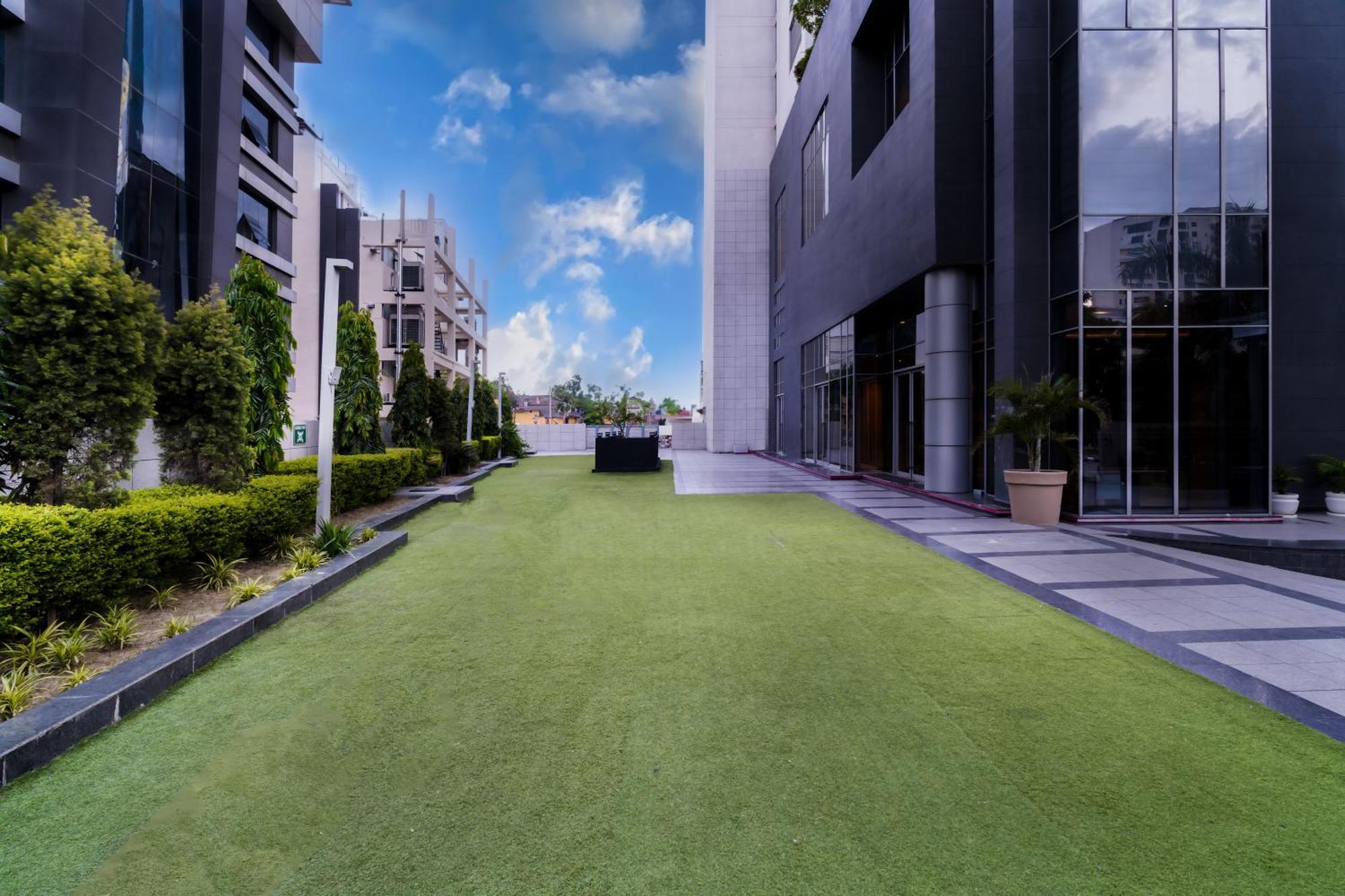 Готель Hyatt Regency Lucknow Gomti Nagar Екстер'єр фото The artificial grass at the rooftop of the building